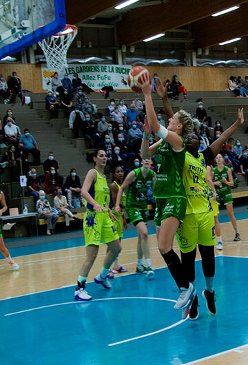 basketball player Karla is shooting from under the basket against player from Trith