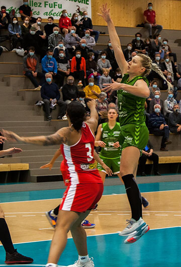 basketball player Karla is attacking against Le havre team